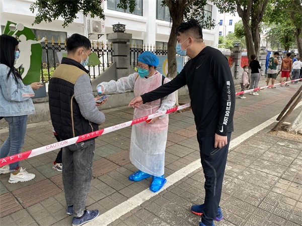 邢曼文给市民测体温
